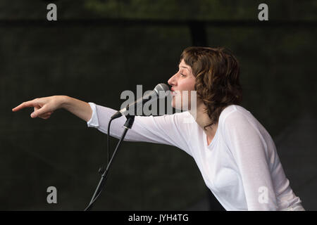 ALDOUS HARDING, JUNG, KONZERT: Der aufstrebende neuseeländische Sänger ALDOUS HARDING spielt früh am Tag auf der kleinen, ummauerten Gartenbühne und eine riesige Menschenmenge tauchte auf, um sie zu sehen. Tag 2 des Green man Musikfestivals in Glanusk Park, Brecon, Wales, 19. August 2017. Foto: Rob Watkins. INFO: Aldous Harding, eine neuseeländische Singer-Songwriterin, verzaubert mit ihren eindringlichen Vocals und stimmungsvollen Geschichten. Alben wie 'Party' und 'Designer' zeigen ihre einzigartige Mischung aus Folk, Indie Rock und Avantgarde-Elementen und machen sie zu einer fesselnden und rätselhaften Präsenz in der Musikindustrie. Stockfoto