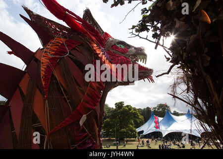 Glanusk Park, Brecon, Wales, 19. August 2017. Tag Zwei der Grüne Mann Musik Festival in die Brecon Beacons Berge in Wales. In diesem Jahr riesige Wicker Man ist Teil Dragon. Bild: Rob Watkins/Alamy leben Nachrichten Stockfoto