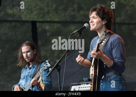 Glanusk Park, Brecon, Wales, 19. August 2017. Tag 2 des Green man Musikfestivals in den Brecon Beacons Mountains in Wales. Eine junge Adrienne Lenker von BIG THIEF auf ihrer ersten UK-Tour auf der Wall Garden Stage. Quelle: Rob Watkins/Alamy Live News Stockfoto