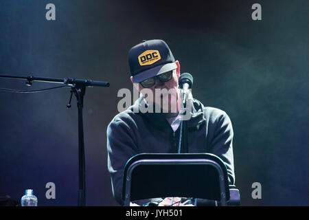 LAMBCHOP, KONZERT, 2017: Kurt Wagner (in a Cap) Sänger der alt Country Legenden LAMBCHOP spielen die Mountain Stage am 19. August 2017. Tag 2 des Green man Musikfestivals in den Brecon Beacons Mountains in Wales, Großbritannien. Quelle: Rob Watkins. INFO: Lambchop ist eine US-amerikanische Band unter der Leitung von Kurt Wagner, die für ihren Genre-trotzenden Sound bekannt ist, der alt-Country, Soul, Jazz und elektronische Einflüsse verbindet. Mit introspektiven Texten und experimentellen Arrangements kreiert Lambchop einen einzigartigen, sich entwickelnden Stil, der sich über traditionelle Genreklassifizierungen hinwegsetzt. Stockfoto