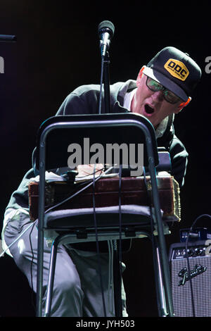 LAMBCHOP, KONZERT, 2017: Kurt Wagner (in a Cap) Sänger der alt Country Legenden LAMBCHOP spielen die Mountain Stage am 19. August 2017. Tag 2 des Green man Musikfestivals in den Brecon Beacons Mountains in Wales, Großbritannien. Quelle: Rob Watkins. INFO: Lambchop ist eine US-amerikanische Band unter der Leitung von Kurt Wagner, die für ihren Genre-trotzenden Sound bekannt ist, der alt-Country, Soul, Jazz und elektronische Einflüsse verbindet. Mit introspektiven Texten und experimentellen Arrangements kreiert Lambchop einen einzigartigen, sich entwickelnden Stil, der sich über traditionelle Genreklassifizierungen hinwegsetzt. Stockfoto