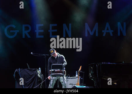 LAMBCHOP, KONZERT, 2017: Kurt Wagner (in a Cap) Sänger der alt Country Legenden LAMBCHOP spielen die Mountain Stage am 19. August 2017. Tag 2 des Green man Musikfestivals in den Brecon Beacons Mountains in Wales, Großbritannien. Quelle: Rob Watkins. INFO: Lambchop ist eine US-amerikanische Band unter der Leitung von Kurt Wagner, die für ihren Genre-trotzenden Sound bekannt ist, der alt-Country, Soul, Jazz und elektronische Einflüsse verbindet. Mit introspektiven Texten und experimentellen Arrangements kreiert Lambchop einen einzigartigen, sich entwickelnden Stil, der sich über traditionelle Genreklassifizierungen hinwegsetzt. Stockfoto