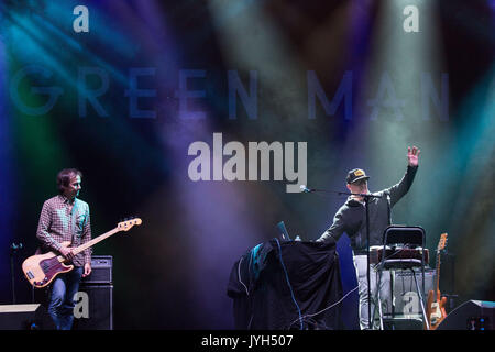 LAMBCHOP, KONZERT, 2017: Kurt Wagner (in a Cap) Sänger der alt Country Legenden LAMBCHOP spielen die Mountain Stage am 19. August 2017. Tag 2 des Green man Musikfestivals in den Brecon Beacons Mountains in Wales, Großbritannien. Quelle: Rob Watkins. INFO: Lambchop ist eine US-amerikanische Band unter der Leitung von Kurt Wagner, die für ihren Genre-trotzenden Sound bekannt ist, der alt-Country, Soul, Jazz und elektronische Einflüsse verbindet. Mit introspektiven Texten und experimentellen Arrangements kreiert Lambchop einen einzigartigen, sich entwickelnden Stil, der sich über traditionelle Genreklassifizierungen hinwegsetzt. Stockfoto