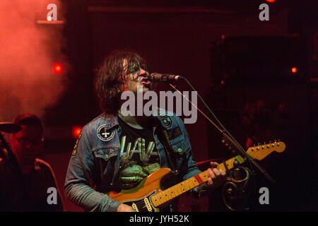 RYAN ADAMS, KONZERT, 2017: RYAN ADAMS Schlagzeilen auf der Mountain Stage am Samstag Abend am zweiten Tag des Green man Musikfestivals in Glanusk Park, Brecon, Wales, 19. August 2017. Foto: Rob Watkins/Alamy Live News. INFO: Ryan Adams, ein US-amerikanischer Singer-Songwriter, hat alternative Country- und Rockmusik unauslöschlich geprägt. Alben wie „Heartbreaker“ und „Gold“ zeigen seine emotionalen Texte und seinen vielseitigen musikalischen Stil und festigen seinen Status als einer der einflussreichsten Künstler seiner Generation. Stockfoto