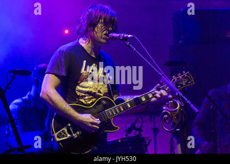 RYAN ADAMS, KONZERT, 2017: RYAN ADAMS Schlagzeilen auf der Mountain Stage am Samstag Abend am zweiten Tag des Green man Musikfestivals in Glanusk Park, Brecon, Wales, 19. August 2017. Foto: Rob Watkins/Alamy Live News. INFO: Ryan Adams, ein US-amerikanischer Singer-Songwriter, hat alternative Country- und Rockmusik unauslöschlich geprägt. Alben wie „Heartbreaker“ und „Gold“ zeigen seine emotionalen Texte und seinen vielseitigen musikalischen Stil und festigen seinen Status als einer der einflussreichsten Künstler seiner Generation. Stockfoto