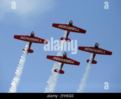 Chicago, USA. 19 Aug, 2017. Kunstflug Flugzeuge der Aeroshell Aerobatic Team während der 59. jährlichen Chicago Luft und Wasser zeigen über North Avenue Beach in Chicago, USA, Nov. 19, 2017 durchführen. Die zweitägige Chicago Luft und Wasser Show begann am Samstag. Credit: Wang Ping/Xinhua/Alamy leben Nachrichten Stockfoto