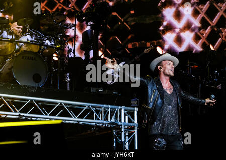 London, Großbritannien. 19 Aug, 2017. Matt Goss und Luke Goss von Bros spielen sie in der O2 Arena, Halbinsel von Greenwich, London am Samstag, den 19. August 2017. Es ist 28 Jahre gewesen, seit die Zwillingsbrüder, die form Bros zusammen gespielt. Credit: Julie Edwards/Alamy leben Nachrichten Stockfoto