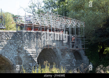 Teston, Kent, Großbritannien. Samstag 19. August 2017. Arbeiter errichten Gerüste auf dem historischen Teston Bridge über den Fluss Medway. Die Brücke, die im 14. und 15. Jahrhundert gebaut wurde, war von einem Fahrzeug Kreuzung und dringende Reparaturen beschädigt durchgeführt werden müssen. Der Verkehr umgeleitet worden, und der Verkehr von vorbei unter der Brücke, bis er sicher gemacht ist verboten. Photo credit hmimages/Alamy leben Nachrichten Stockfoto