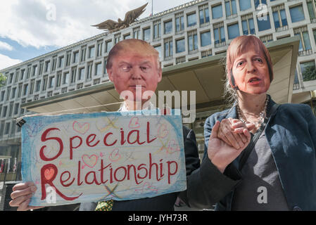 London, Großbritannien. 19 Aug, 2017. Menschen tragen Masken von Theresa May und Donald Trump und halten die Hände mit einem Plakat epcial Beziehung" am Bis zu Trumpf Protest außerhalb der US-Botschaft Stand mit seinen riesigen Adler. Die Organisation wird von rund 20 Organisationen, darunter die CWU, Mutter, Vereinen, UCU, CND, Stoppt den Krieg, Kampagne gegen den Klimawandel, der Muslimischen Vereinigung von Großbritannien und anderen unterstützt. Sie sagen, bigotte Rhetorik der Trumpf ist die Aussaat Hass und Spaltung, Förderung von Rechtsextremen Gruppen, die sich für Veranstaltungen wie die in Charlottesville und c verantwortlich ist. Stockfoto