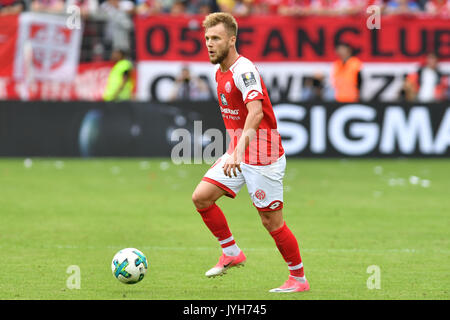 Alexandru MAXIM (FSV Mainz), Aktion, Einzelaktion, Einzelbild, Freisteller, Ganzkoerperaufnahme, ganze Figur. Fussball 1. Bundesliga, 1. Spieltag, Spieltag 01, 1. FSV FSV Mainz 05 (MZ) - Hannover 96 (H) 0-1, am 19.08.2017 in Mainz/Deutschland, O P E L A R E N A | Verwendung weltweit Stockfoto