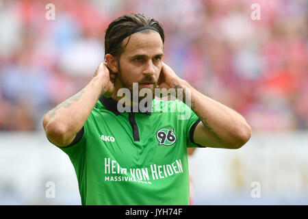 Martin Harnik (Hannover 96), Gestik, Aktion, Einzelbild, angeschnittenes Einzelmotiv, Halbfigur, halbe Figur. Fussball 1. Bundesliga, 1. Spieltag, Spieltag 01, 1. FSV FSV Mainz 05 (MZ) - Hannover 96 (H) 0-1, am 19.08.2017 in Mainz/Deutschland, O P E L A R E N A | Verwendung weltweit Stockfoto