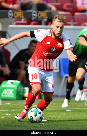 Alexandru MAXIM (FSV Mainz), Aktion, Einzelaktion, Einzelbild, Freisteller, Ganzkoerperaufnahme, ganze Figur. Fussball 1. Bundesliga, 1. Spieltag, Spieltag 01, 1. FSV FSV Mainz 05 (MZ) - Hannover 96 (H) 0-1, am 19.08.2017 in Mainz/Deutschland, O P E L A R E N A | Verwendung weltweit Stockfoto