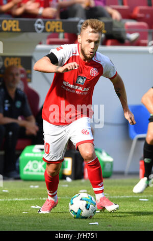 Alexandru MAXIM (FSV Mainz), Aktion, Einzelaktion, Einzelbild, Freisteller, Ganzkoerperaufnahme, ganze Figur. Fussball 1. Bundesliga, 1. Spieltag, Spieltag 01, 1. FSV FSV Mainz 05 (MZ) - Hannover 96 (H) 0-1, am 19.08.2017 in Mainz/Deutschland, O P E L A R E N A | Verwendung weltweit Stockfoto