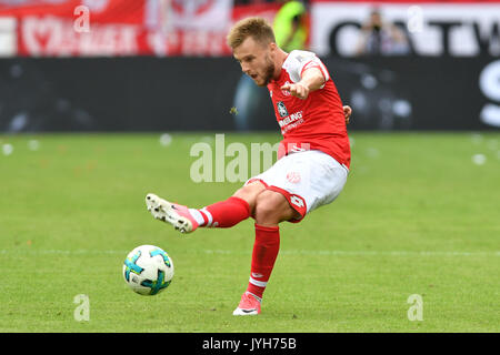 Alexandru MAXIM (FSV Mainz), Aktion, Einzelaktion, Einzelbild, Freisteller, Ganzkoerperaufnahme, ganze Figur. Fussball 1. Bundesliga, 1. Spieltag, Spieltag 01, 1. FSV FSV Mainz 05 (MZ) - Hannover 96 (H) 0-1, am 19.08.2017 in Mainz/Deutschland, O P E L A R E N A | Verwendung weltweit Stockfoto