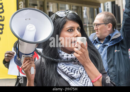 London, Großbritannien. 19 Aug, 2017. Shazia Khan, dessen Vater Mohammed Saleem getötet wurde, in einem rassistischen Angriff, wenn man zu Fuß nach Hause von einer Moschee in Birmingham 2013 am Stand bis zu Trumpf Protest außerhalb der US-Botschaft spricht. Die Organisation issupported von rund 20 Organisationen, darunter die CWU, Mutter, Vereinen, UCU, CND, Stoppt den Krieg, Kampagne gegen den Klimawandel, der Muslimischen Vereinigung von Großbritannien und anderen. Sie sagen, bigotte Rhetorik der Trumpf ist die Aussaat Hass und Spaltung, Förderung von Rechtsextremen Gruppen, die sich für Veranstaltungen wie die in Charlottesville verantwortlich ist. Stockfoto