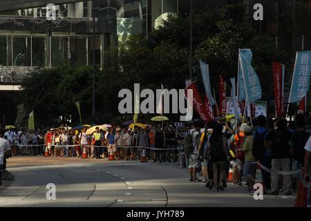 August 20, 2017 - Hong Kong, China - Tausende Bürger Hongkongs stellte sich heraus, ihre Unterstützung für die inhaftierten pro-demokratischen Aktivisten zu zeigen, Joshua Wong, Nathan Gesetz und Alex Chow. Aug 20, 2017 Hong Kong. ZUMA/Liau Chung Ren (Credit Bild: © liau Chung Ren über ZUMA Draht) Stockfoto