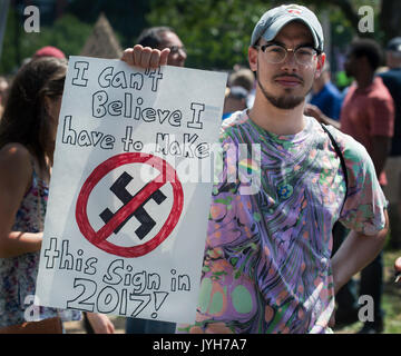 Boston, USA. 19 Aug, 2017. Boston Polizei schätzt, dass bis zu 40.000 Demonstranten in der Mitte der Stadt am Boston Common, die Vereinigten Staaten älteste öffentliche Park versammelt, als eine Protestaktion zu einer "freie Rede Rally", die gerüchteweise wurde von weißen supremacist Gruppen und Einzelpersonen in den Charlottesville, VA., Demonstration, die die 32-jährige Heather Heyer im August nahm von 2017 beteiligt, teilnehmen. Die "freie Rede" Rallye wurde von weniger als 100 meist rechten Flügel der Anhänger des Präsidenten Donald Trump besucht. Credit: Chuck Nacke/Alamy leben Nachrichten Stockfoto