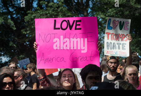 Boston, USA. 19 Aug, 2017. Boston Polizei geschätzt, dass 40.000 Gegendemonstranten in der Mitte der Stadt am Boston Common aus Protest gegen ein "Boston" freie Rede" Rallye, die gerüchteweise wurde von weißen supremacist Gruppen und Einzelpersonen in den Charlottesville, VA., Demonstration, dass das Leben als Heather Heyer im August 2017 nahm Beteiligten besucht werden gesammelt. Die Rally, die von weniger als 100 rechten Flügel der Anhänger des Präsidenten Trump besucht, hat spät begonnen und endete früh mit Rallye Teilnehmer müssen aus dem gemeinsamen von der Polizei in Kampfausrüstung begleitet werden. Chuck Nacke/Alamy leben Nachrichten Stockfoto