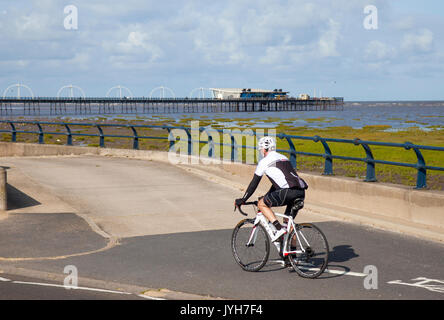 Southport, Merseyside, UK. 20. August 2017. UK Wetter. Sonnigen Start in den Tag in das Resort im Sommer kehrt in die Küstenstadt an der Westküste. Kredit; MediaWorldImages/AlamyLiveNews. Stockfoto