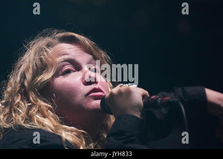 Brecon Beacons, UK. 18 Aug, 2017. UK. Kate Tempest live auf der Bühne Weit an Tag 2 (Freitag) Der 2017 Green Man Festival in Glanusk Park, Brecon Beacons, Wales. Foto Datum: Freitag, 18. August 2017. Credit: Roger Garfield/Alamy leben Nachrichten Stockfoto