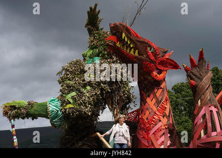 Brecon Beacons, UK. 19 Aug, 2017. Eine Ansicht der Grüne Mann und einen roten Drachen, festgelegt, am letzten Tag der 2017 Green Man Festival in Glanusk Park, Brecon Beacons, Wales verbrannt zu werden. Foto Datum: Samstag, 19. August 2017. Credit: Roger Garfield/Alamy leben Nachrichten Stockfoto