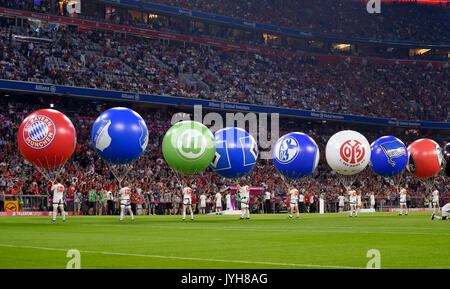 18.08.2017, Fussball 1. Liga 2017/2018, 1. Spieltag, FC Bayern München - Bayer Leverkusen, in der Allianz-Arena München, mit großen Luftballons Sindh Vereinslogos sterben zu sehen. FC Bayern, TSG Hoffenheim, Werder Bremen, Hamburger SV, Schalke 04, Mainz, Hertha BSC, SC Freiburg, Foto: Cronos/MIS Stockfoto