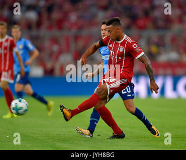 18.08.2017, Fussball 1. Liga 2017/2018, 1. Spieltag, FC Bayern München - Bayer Leverkusen, in der Allianz-Arena München, Corentin Tolisso (li, FC Bayern München) am Ball. gegen Charles Aranguiz (re, Leverkusen) Foto: Cronos/MIS Stockfoto