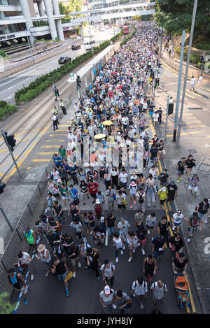 Hong Kong. 20 Aug, 2017. Die lange Schlange von Demonstranten marschieren von Wanchai zu Zentralen hier von Admiralität gesehen. Credit: Visionen von Asien/Alamy leben Nachrichten Stockfoto