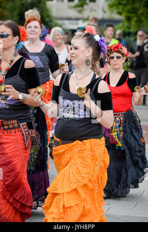 Southampton, Hampshire, Großbritannien, 20.. August 2017. Frauen in Flamenco-Kleidung bei der Parade der Pagan Pride South durch das Stadtzentrum. Auf die Prozession durch die Natur, die alternative Religionsgruppen anbetet, folgt ein kostenloses Festival im Palmerston Park. Stockfoto