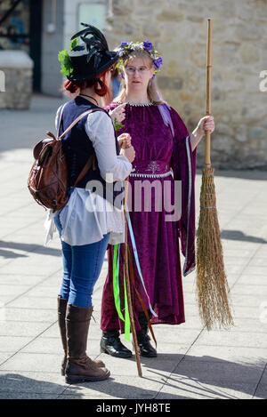 Southampton, Hampshire, Großbritannien, 20.. August 2017. Zwei Frauen in schickes Kleid bei der Pagan Pride South Parade durch das Stadtzentrum. Auf die Prozession der naturverehrenden alternativen Religionsgruppe folgt ein kostenloses Fest im Palmerston Park. Stockfoto