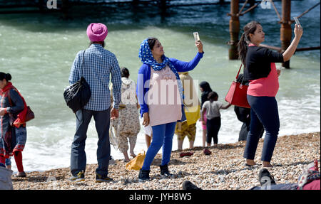 Brighton, UK. 20 Aug, 2017; UK Wetter. Brighton Beach liegt an einem schönen, sonnigen Tag mit Temperaturen erwartet, um 23 Grad in einigen Teilen der Südosten erreichen heute: Simon Dack/Alamy Live-Nachrichten verpackt Stockfoto