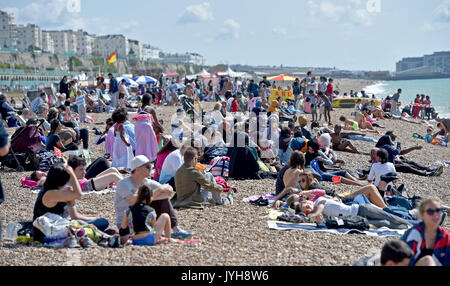 Brighton, UK. 20 Aug, 2017; UK Wetter. Brighton Beach liegt an einem schönen, sonnigen Tag mit Temperaturen erwartet, um 23 Grad in einigen Teilen der Südosten erreichen heute: Simon Dack/Alamy Live-Nachrichten verpackt Stockfoto