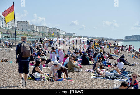 Brighton, UK. 20 Aug, 2017; UK Wetter. Brighton Beach liegt an einem schönen, sonnigen Tag mit Temperaturen erwartet, um 23 Grad in einigen Teilen der Südosten erreichen heute: Simon Dack/Alamy Live-Nachrichten verpackt Stockfoto