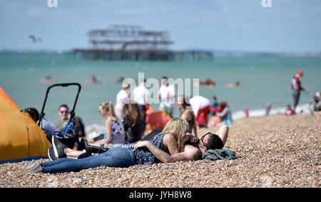 Brighton, UK. 20 Aug, 2017; UK Wetter. Brighton Beach liegt an einem schönen, sonnigen Tag mit Temperaturen erwartet, um 23 Grad in einigen Teilen der Südosten erreichen heute: Simon Dack/Alamy Live-Nachrichten verpackt Stockfoto