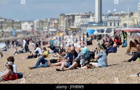 Brighton, UK. 20 Aug, 2017; UK Wetter. Brighton Beach liegt an einem schönen, sonnigen Tag mit Temperaturen erwartet, um 23 Grad in einigen Teilen der Südosten erreichen heute: Simon Dack/Alamy Live-Nachrichten verpackt Stockfoto