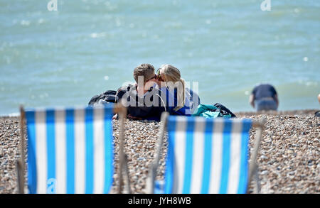 Brighton, UK. 20 Aug, 2017; UK Wetter. Einen romantischen Moment auf Brighton Beach an einem wunderschönen sonnigen Tag mit Temperaturen erwartet, um 23 Grad in einigen Teilen der Südosten erreichen heute: Simon Dack/Alamy leben Nachrichten Stockfoto