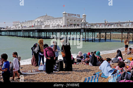 Brighton, UK. 20 Aug, 2017; UK Wetter. Brighton Beach liegt an einem schönen, sonnigen Tag mit Temperaturen erwartet, um 23 Grad in einigen Teilen der Südosten erreichen heute: Simon Dack/Alamy Live-Nachrichten verpackt Stockfoto