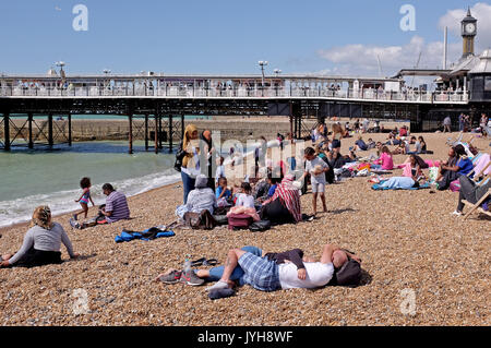 Brighton, UK. 20 Aug, 2017; UK Wetter. Brighton Beach liegt an einem schönen, sonnigen Tag mit Temperaturen erwartet, um 23 Grad in einigen Teilen der Südosten erreichen heute: Simon Dack/Alamy Live-Nachrichten verpackt Stockfoto