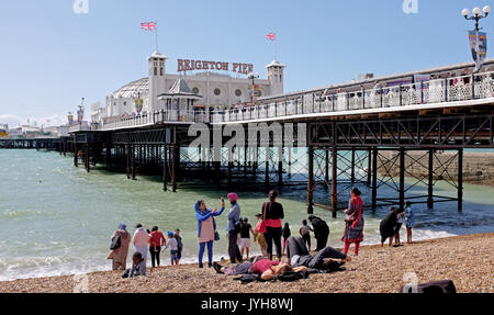 Brighton, UK. 20 Aug, 2017; UK Wetter. Brighton Beach liegt an einem schönen, sonnigen Tag mit Temperaturen erwartet, um 23 Grad in einigen Teilen der Südosten erreichen heute: Simon Dack/Alamy Live-Nachrichten verpackt Stockfoto