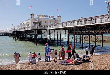 Brighton, UK. 20 Aug, 2017; UK Wetter. Brighton Beach liegt an einem schönen, sonnigen Tag mit Temperaturen erwartet, um 23 Grad in einigen Teilen der Südosten erreichen heute: Simon Dack/Alamy Live-Nachrichten verpackt Stockfoto