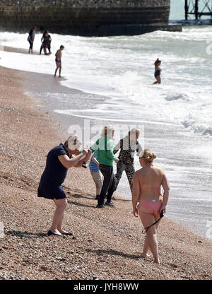 Brighton, UK. 20 Aug, 2017; UK Wetter. Brighton Beach liegt an einem schönen, sonnigen Tag mit Temperaturen erwartet, um 23 Grad in einigen Teilen der Südosten erreichen heute: Simon Dack/Alamy Live-Nachrichten verpackt Stockfoto