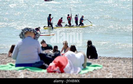 Brighton, UK. 20 Aug, 2017; UK Wetter. Brighton Beach liegt an einem schönen, sonnigen Tag mit Temperaturen erwartet, um 23 Grad in einigen Teilen der Südosten erreichen heute: Simon Dack/Alamy Live-Nachrichten verpackt Stockfoto