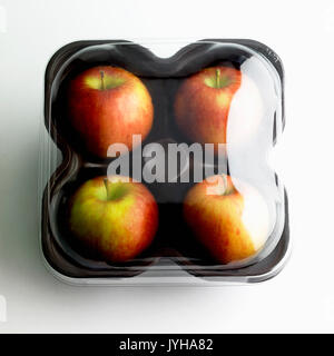 Äpfel verpackt in Kunststoff auf weißem Hintergrund Stockfoto