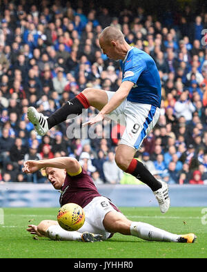 Herzen Christophe Berra packt Rangers Kenny Miller während der schottischen Premier League Spiel im Ibrox, Glasgow. Stockfoto