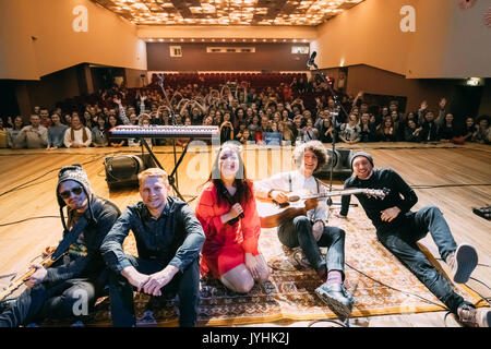 Gomel, Weißrussland - 17. März 2017: Konzert der belarussischen Indie-pop-Duo NAVI (auch genannt Naviband). NAVI wird jetzt Weißrussland in der Eurovisio darstellen. Stockfoto