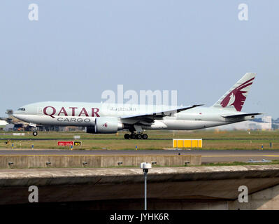 A7BFD Qatar Airways Cargo Boeing 777 FDZ cn 41427 nehmen Sie vom 14. Juli 2013 pic1 Stockfoto