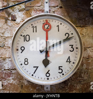 Alte Uhr an der Wand - runde vintage Wanduhr - Stockfoto