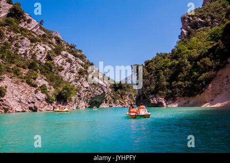 Frankreich, Alpes de Haute Provence, Bootfahren im Gorges du Verdon Stockfoto