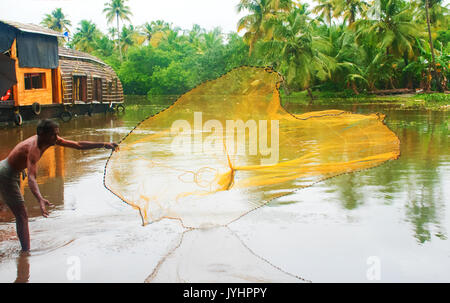 Fischer mit seinem FISCHERNETZ", NIEMAND WIRD DIES RICHTIG, ES SEI DENN, ER IST EIN FISCHER" Stockfoto