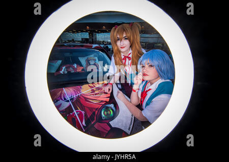 Sydney, Australien. 19 Aug, 2017. Ein ringblitz Ansicht als cosplayer Pose mit einem Itasha Auto bei Auto Ausstellung während der Smash! Übereinkommen (Sydney Manga und Anime zeigen). Itasha ist eine Mode von Einzelpersonen verzieren die Körper ihrer Autos mit fiktiven Figuren von Anime, Manga oder Videospiele. Bild: Hugh Peterswald/Pacific Press/Alamy leben Nachrichten Stockfoto